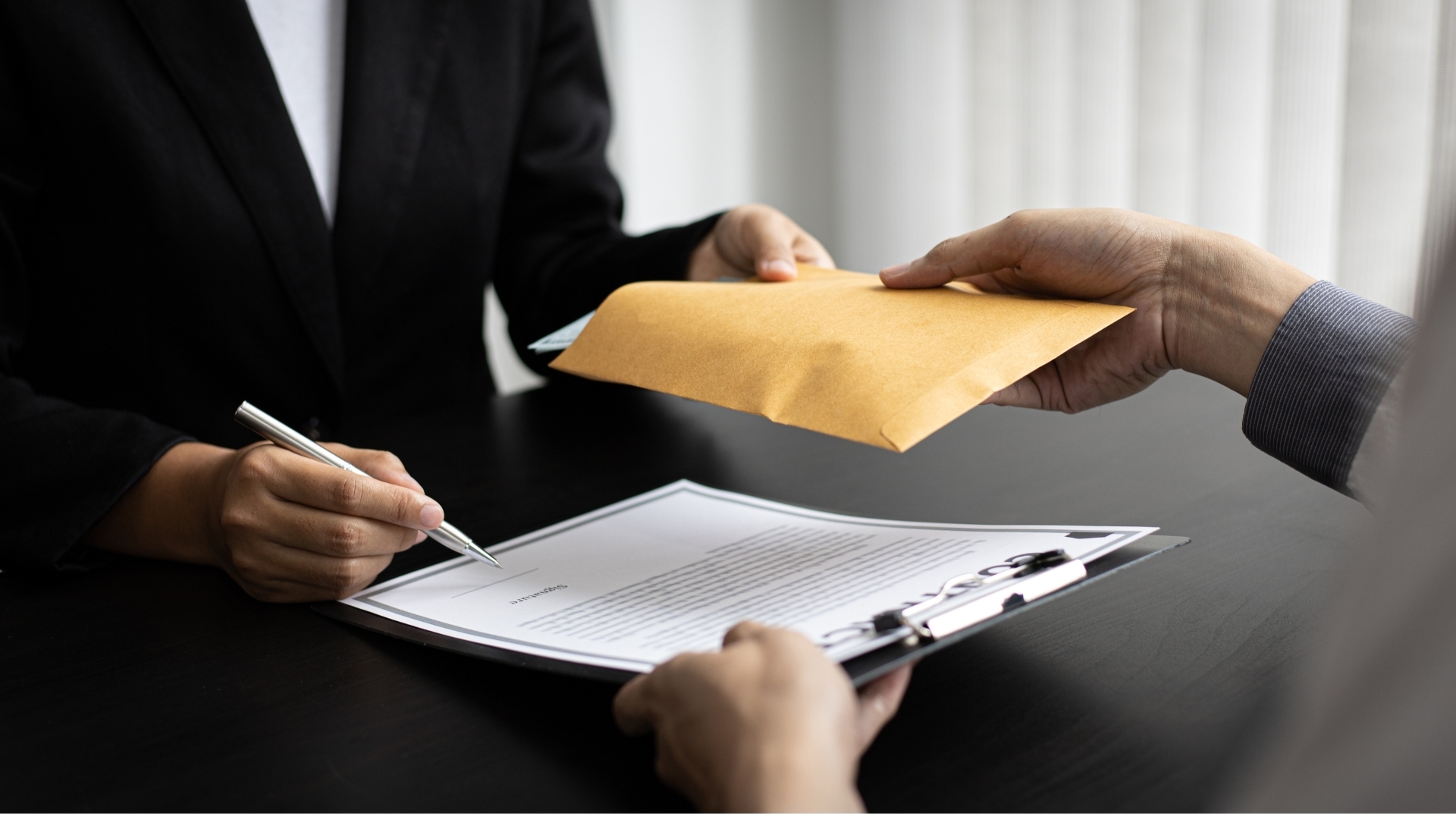 Discreet handover of an envelope between two people around a contract, symbolizing conflicts of interest, covert funding, and the manipulation of nutritional recommendations against natural fats.